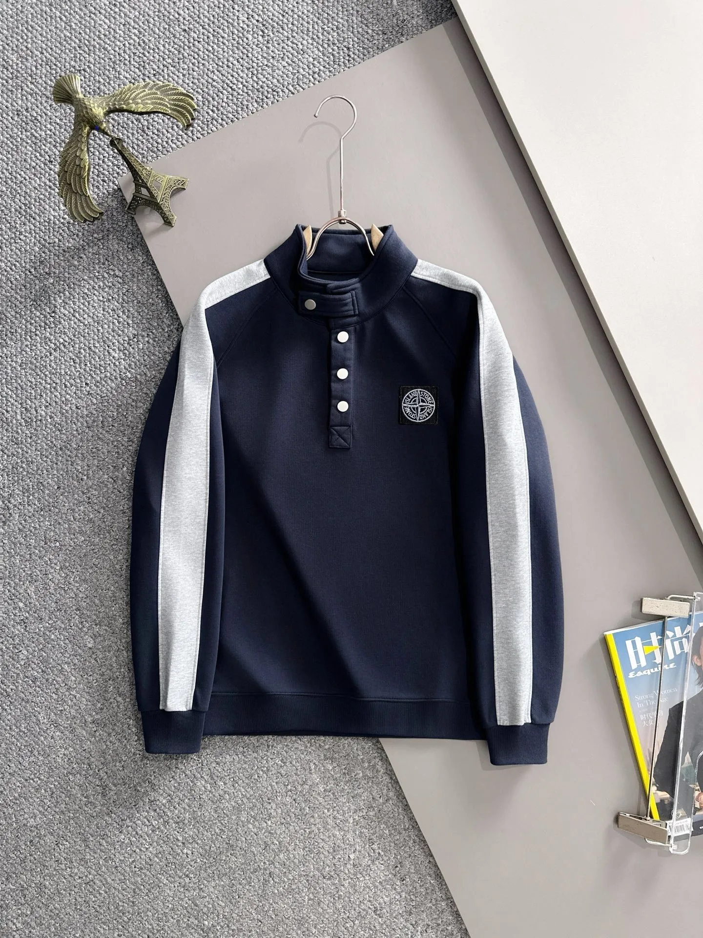 P360 Shitou Daojia's first release of 25ss autumn and winter new lapel sweatshirt long-sleeved men and women. Many celebrities share the same style. Craftsmanship that ordinary small workshops cannot copy. We are not afraid of any challenges in terms of materials, detail restoration and craftsmanship, just to provide you with wonderful products. Compare the top original versions at will. No expense is spared just to do better. Unique imported fabric feel. Purely imported German machine production. Precision operation. Thousands of needles density. Full set of new accessories with three standards for simultaneous customization. The upper body is versatile and fashionable. A perfect choice for autumn and winter. A must-have item. Size chart: m-4XL (Please state your height and weight when placing an order.